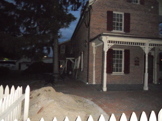 shotonlyafewsecondsafterthepreviouspictheorbhasmovedslightlyhigheronthewallofthehouse.jpg